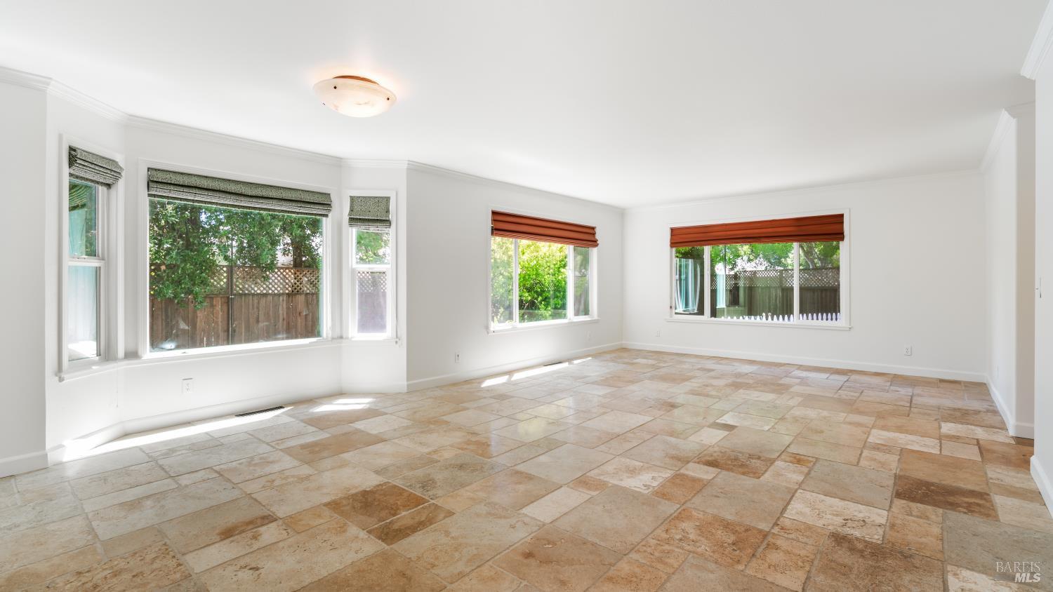 Detail Gallery Image 11 of 43 For 2318 S Hampton Cir, Santa Rosa,  CA 95401 - 4 Beds | 3 Baths
