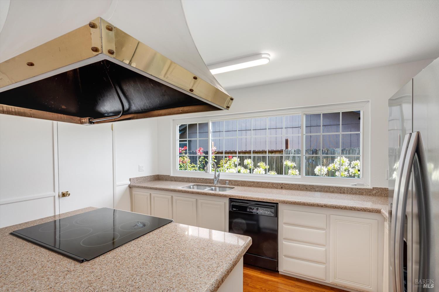 Detail Gallery Image 12 of 40 For 985 Elizabeth Ave, Rohnert Park,  CA 94928 - 3 Beds | 2 Baths