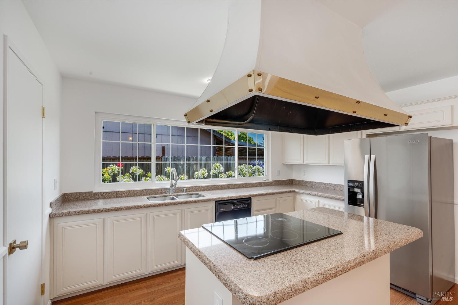 Detail Gallery Image 10 of 40 For 985 Elizabeth Ave, Rohnert Park,  CA 94928 - 3 Beds | 2 Baths