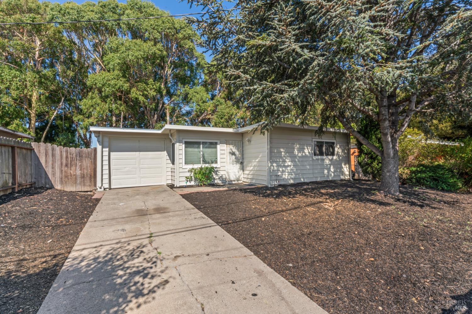 Detail Gallery Image 2 of 24 For 408 Christine Dr, San Pablo,  CA 94806 - 3 Beds | 1 Baths