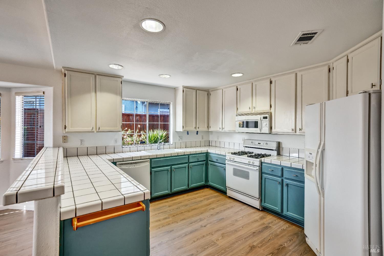 Detail Gallery Image 11 of 43 For 2139 Garnet Cir, Vallejo,  CA 94591 - 4 Beds | 2 Baths