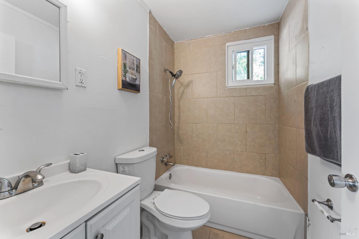 Detail Gallery Image 14 of 24 For 408 Christine Dr, San Pablo,  CA 94806 - 3 Beds | 1 Baths