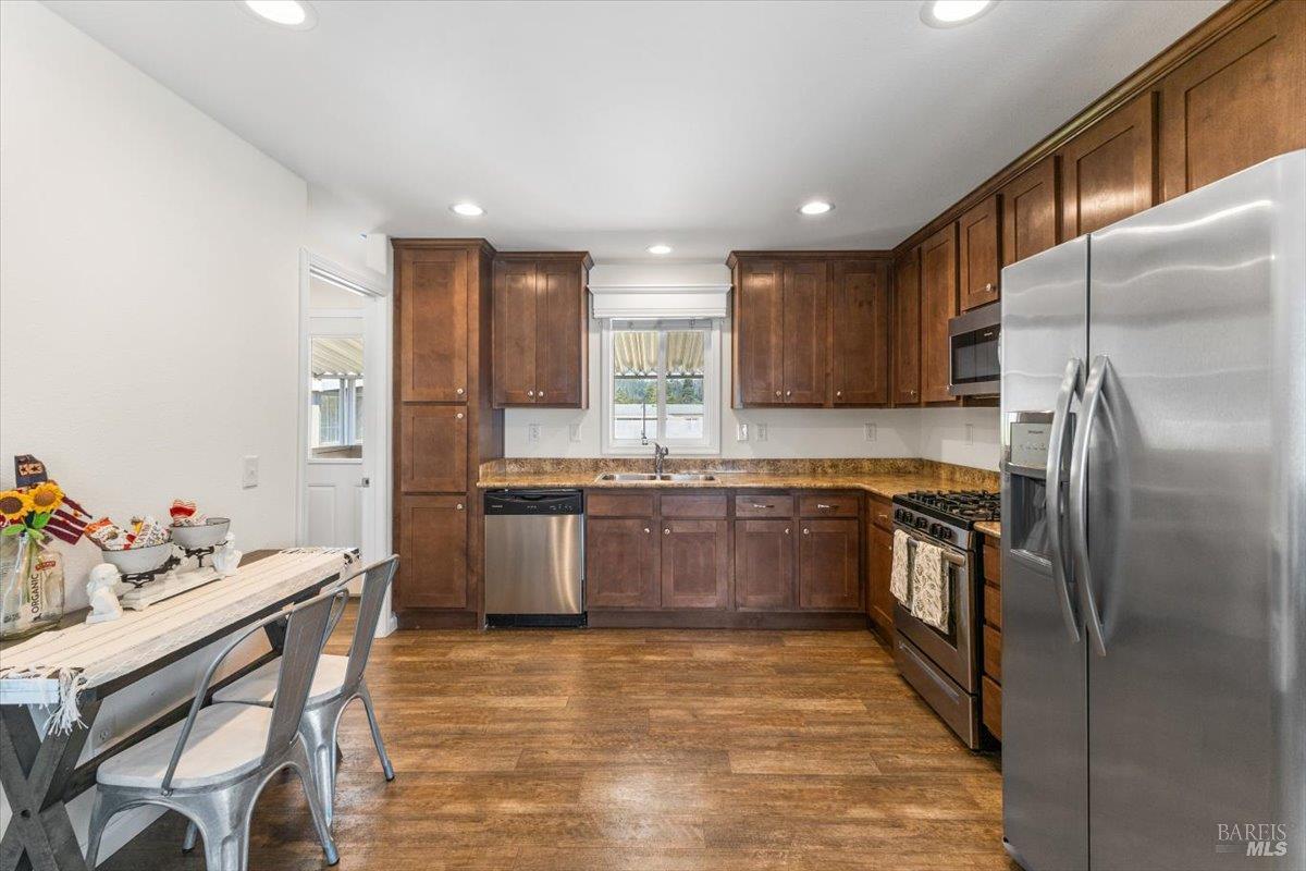 Detail Gallery Image 4 of 10 For 89 Oriole Way, Santa Rosa,  CA 95409 - 3 Beds | 2 Baths
