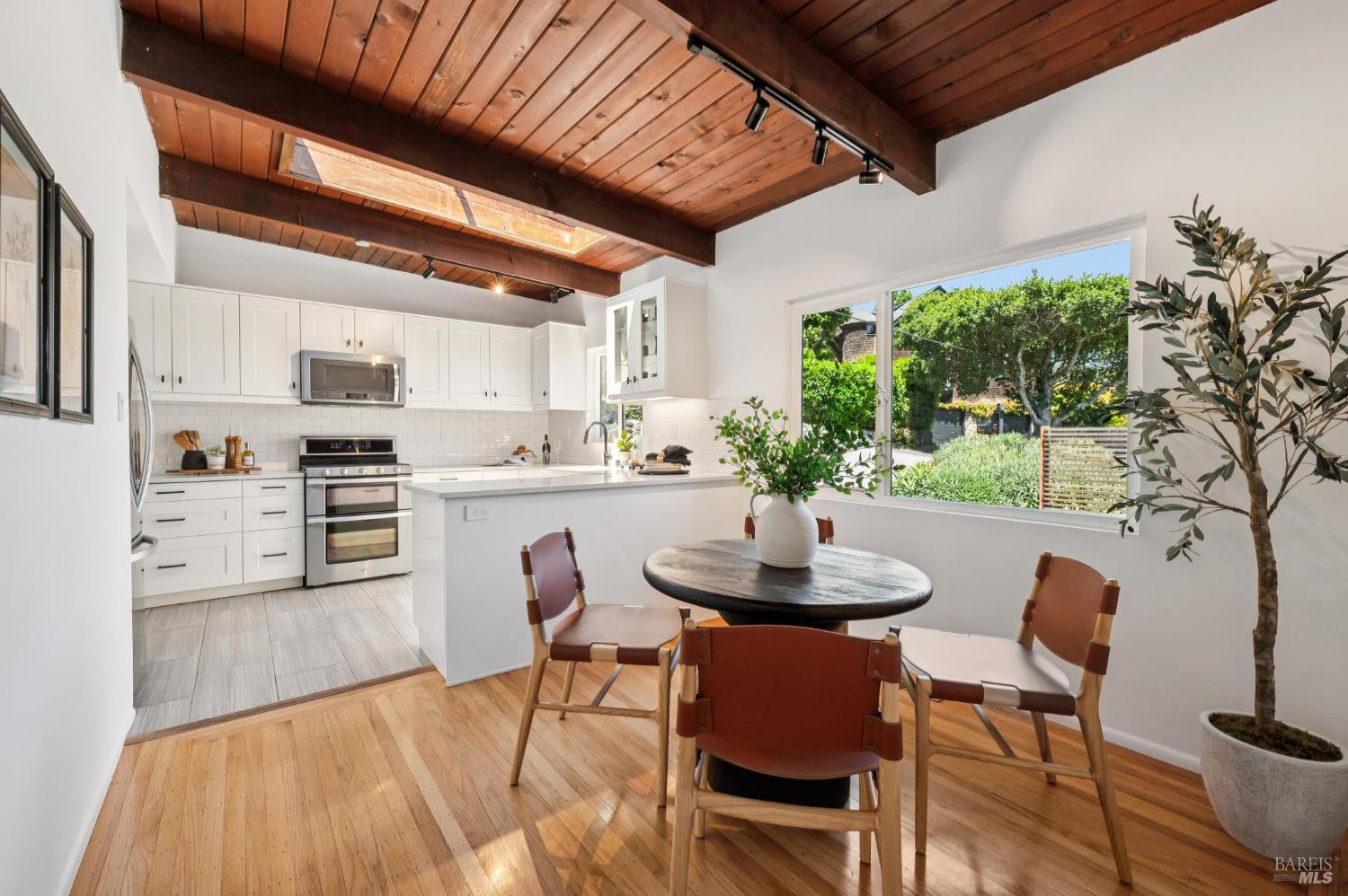 Detail Gallery Image 13 of 35 For 715 Alta Vista Rd, Mill Valley,  CA 94941 - 2 Beds | 1 Baths