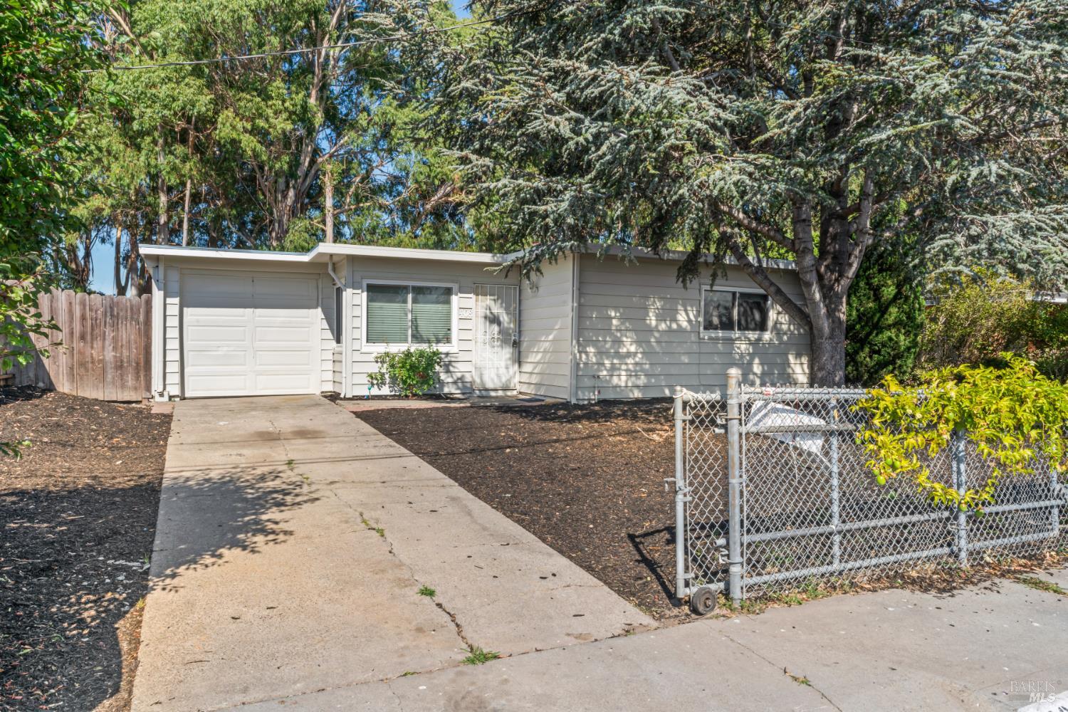 Detail Gallery Image 1 of 24 For 408 Christine Dr, San Pablo,  CA 94806 - 3 Beds | 1 Baths