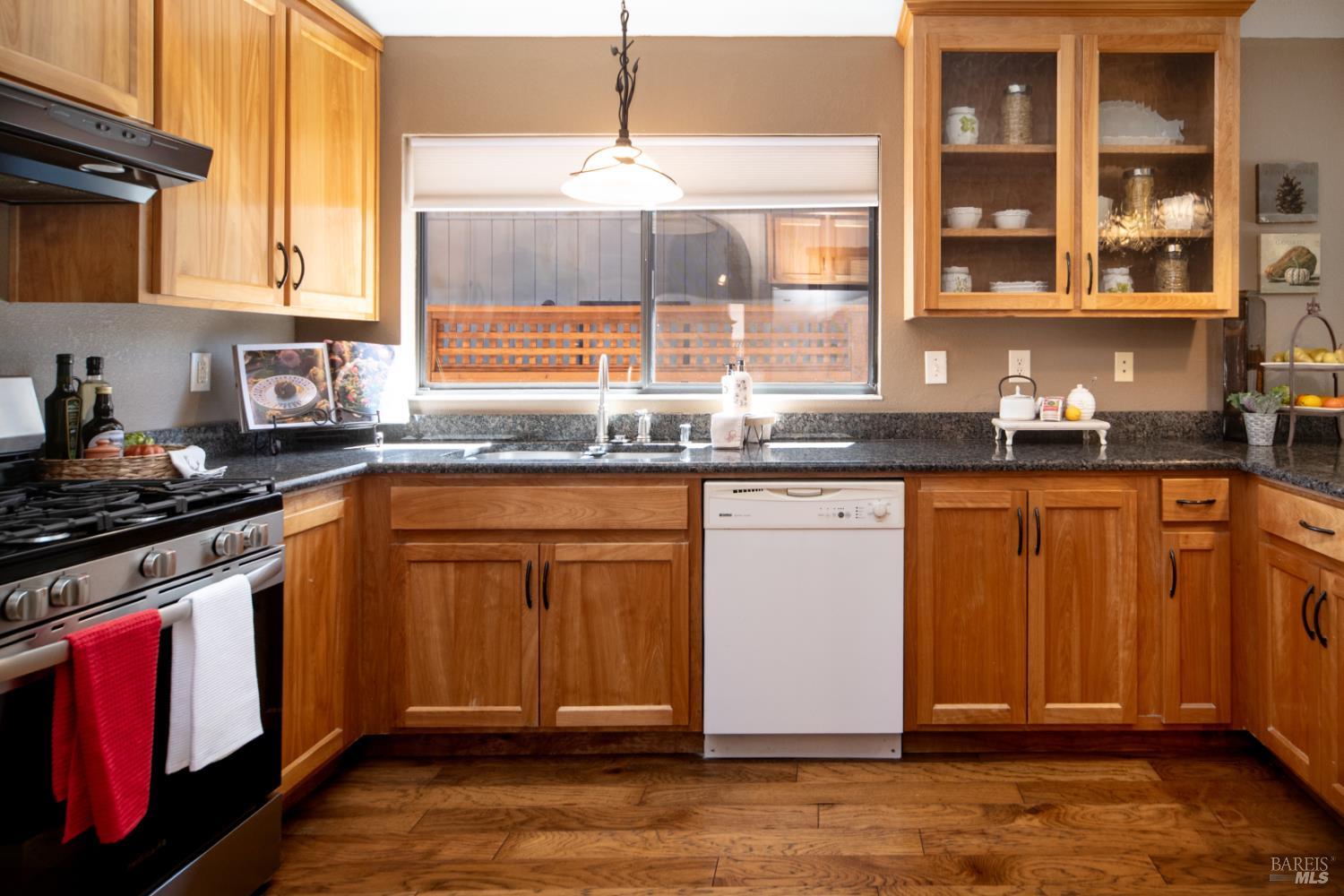 Detail Gallery Image 8 of 31 For 7463 Michael Way, Rohnert Park,  CA 94928 - 3 Beds | 2 Baths