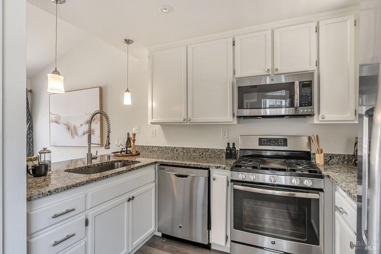Detail Gallery Image 9 of 44 For 45 Mariners Cir, San Rafael,  CA 94903 - 3 Beds | 2 Baths