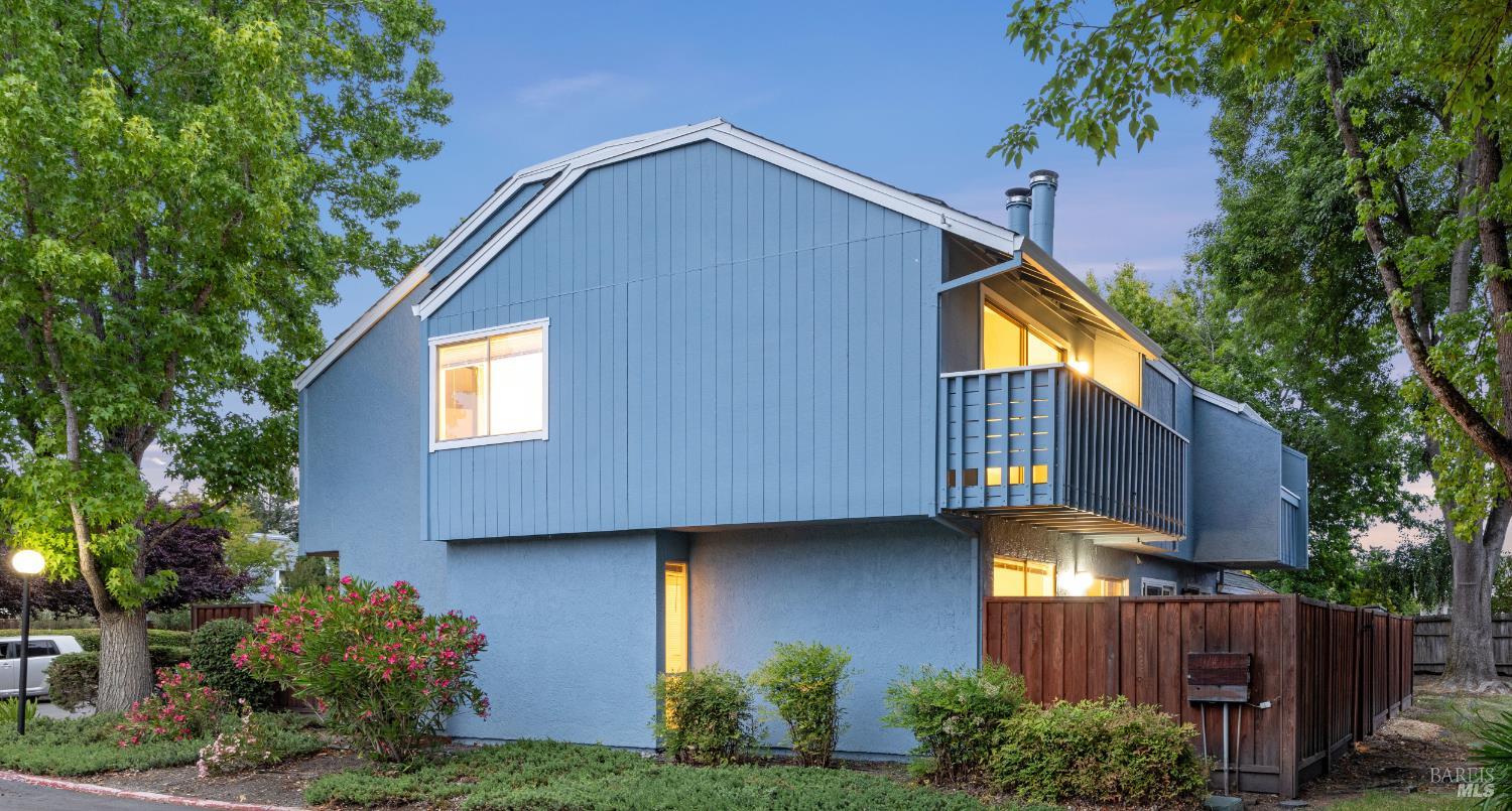 Detail Gallery Image 4 of 56 For 510 Racquet Club Cir, Rohnert Park,  CA 94928 - 3 Beds | 1/1 Baths
