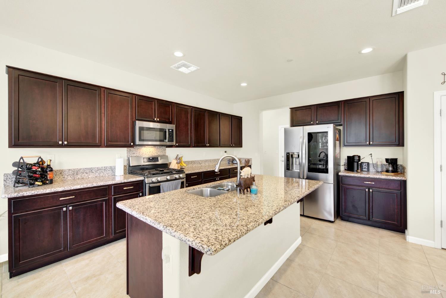 Detail Gallery Image 4 of 55 For 1511 Snowdrop Ct, Fairfield,  CA 94533 - 4 Beds | 2/1 Baths