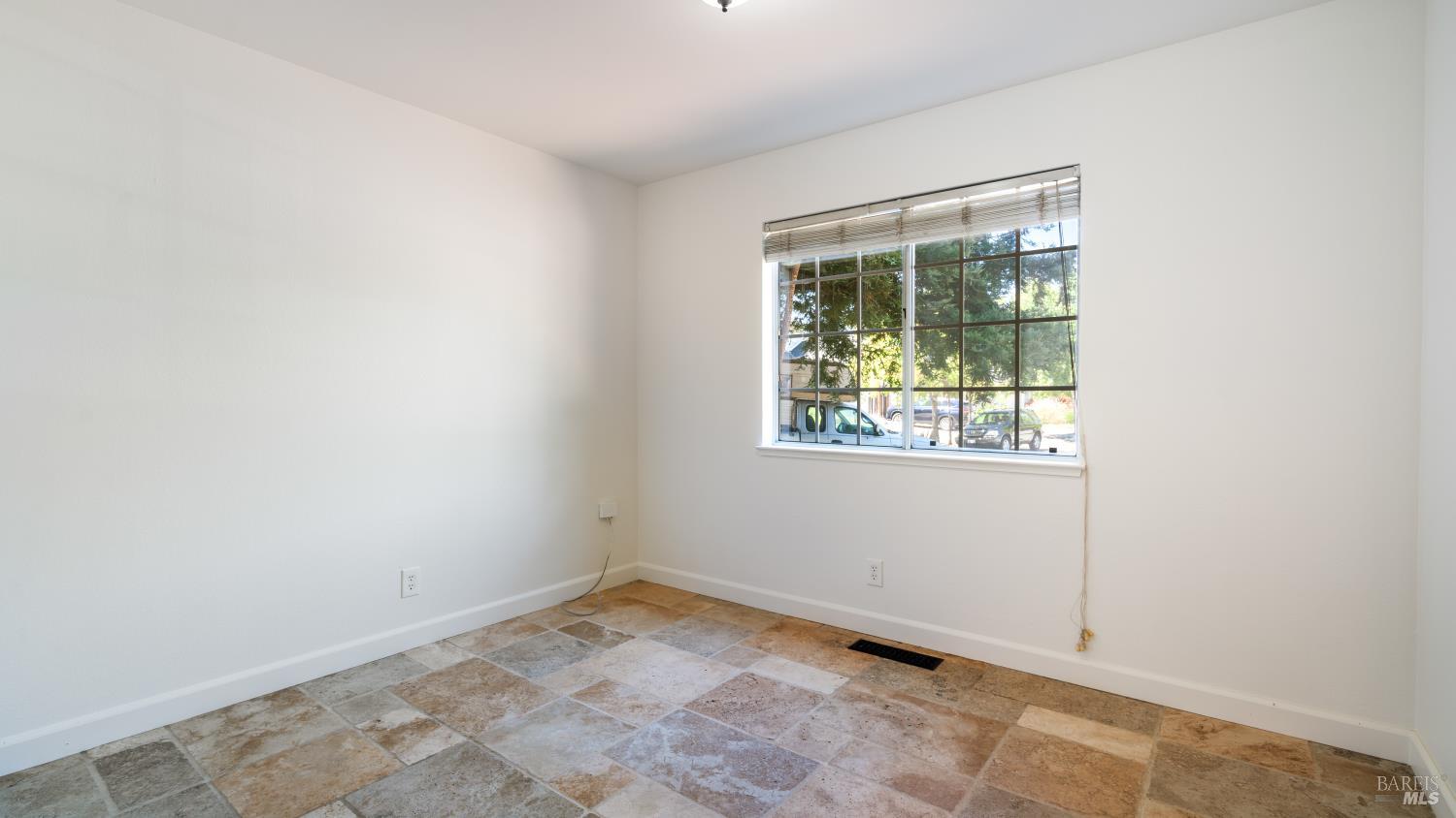 Detail Gallery Image 7 of 43 For 2318 S Hampton Cir, Santa Rosa,  CA 95401 - 4 Beds | 3 Baths