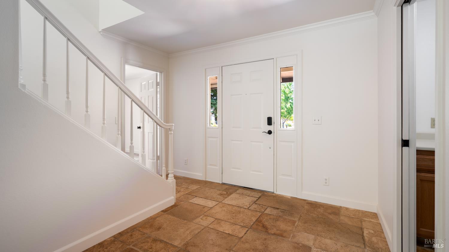Detail Gallery Image 5 of 43 For 2318 S Hampton Cir, Santa Rosa,  CA 95401 - 4 Beds | 3 Baths