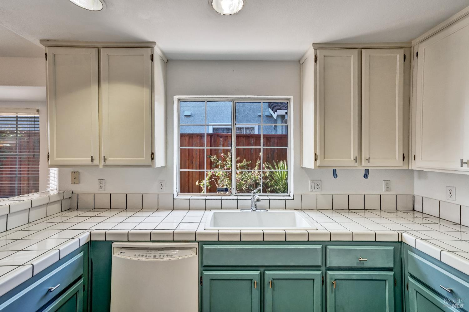 Detail Gallery Image 12 of 43 For 2139 Garnet Cir, Vallejo,  CA 94591 - 4 Beds | 2 Baths