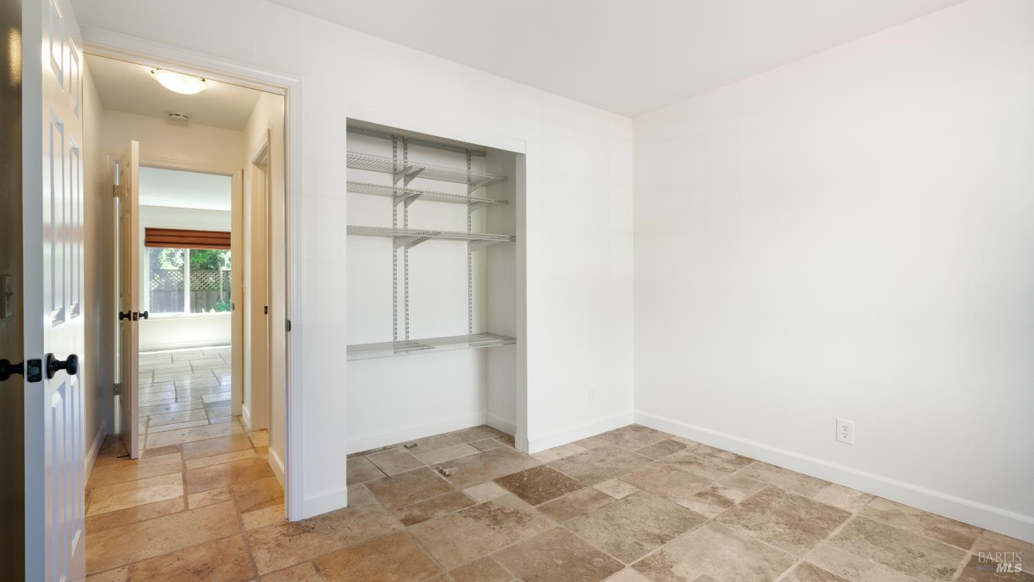 Detail Gallery Image 9 of 43 For 2318 S Hampton Cir, Santa Rosa,  CA 95401 - 4 Beds | 3 Baths