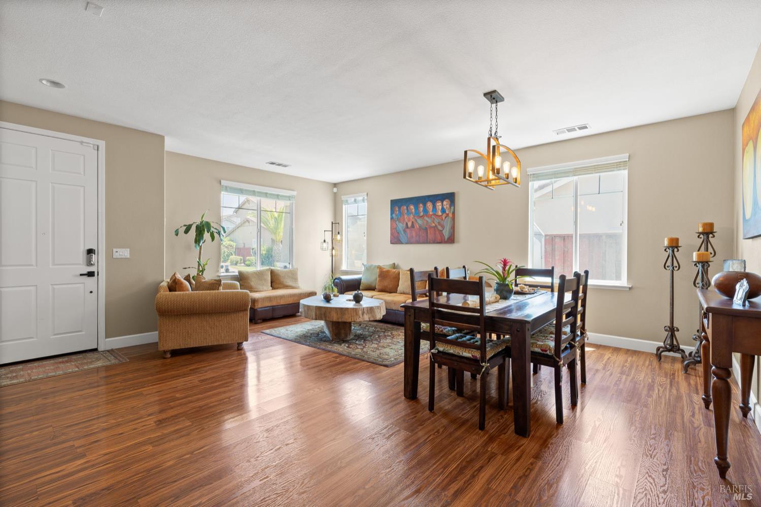 Detail Gallery Image 5 of 27 For 426 Tilden Cir, Vacaville,  CA 95688 - 4 Beds | 2/1 Baths