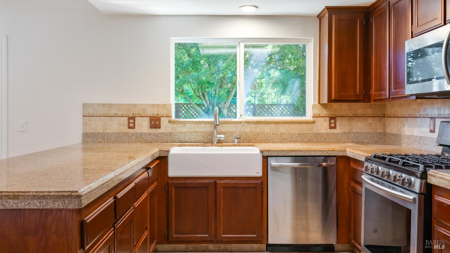 Detail Gallery Image 16 of 43 For 2318 S Hampton Cir, Santa Rosa,  CA 95401 - 4 Beds | 3 Baths