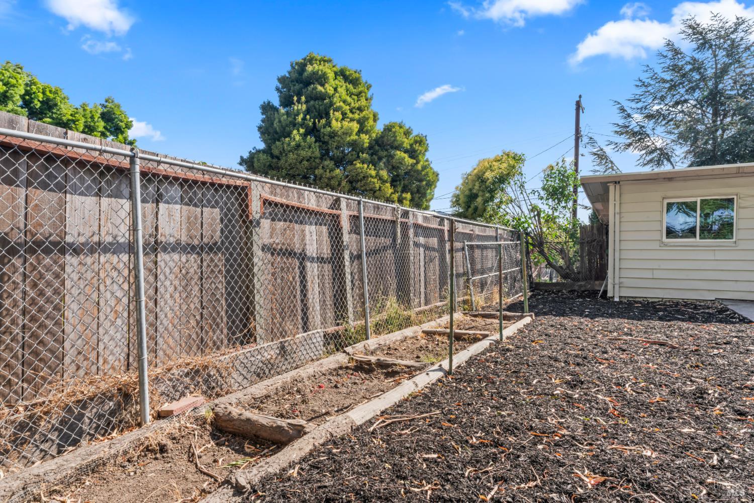 Detail Gallery Image 20 of 24 For 408 Christine Dr, San Pablo,  CA 94806 - 3 Beds | 1 Baths