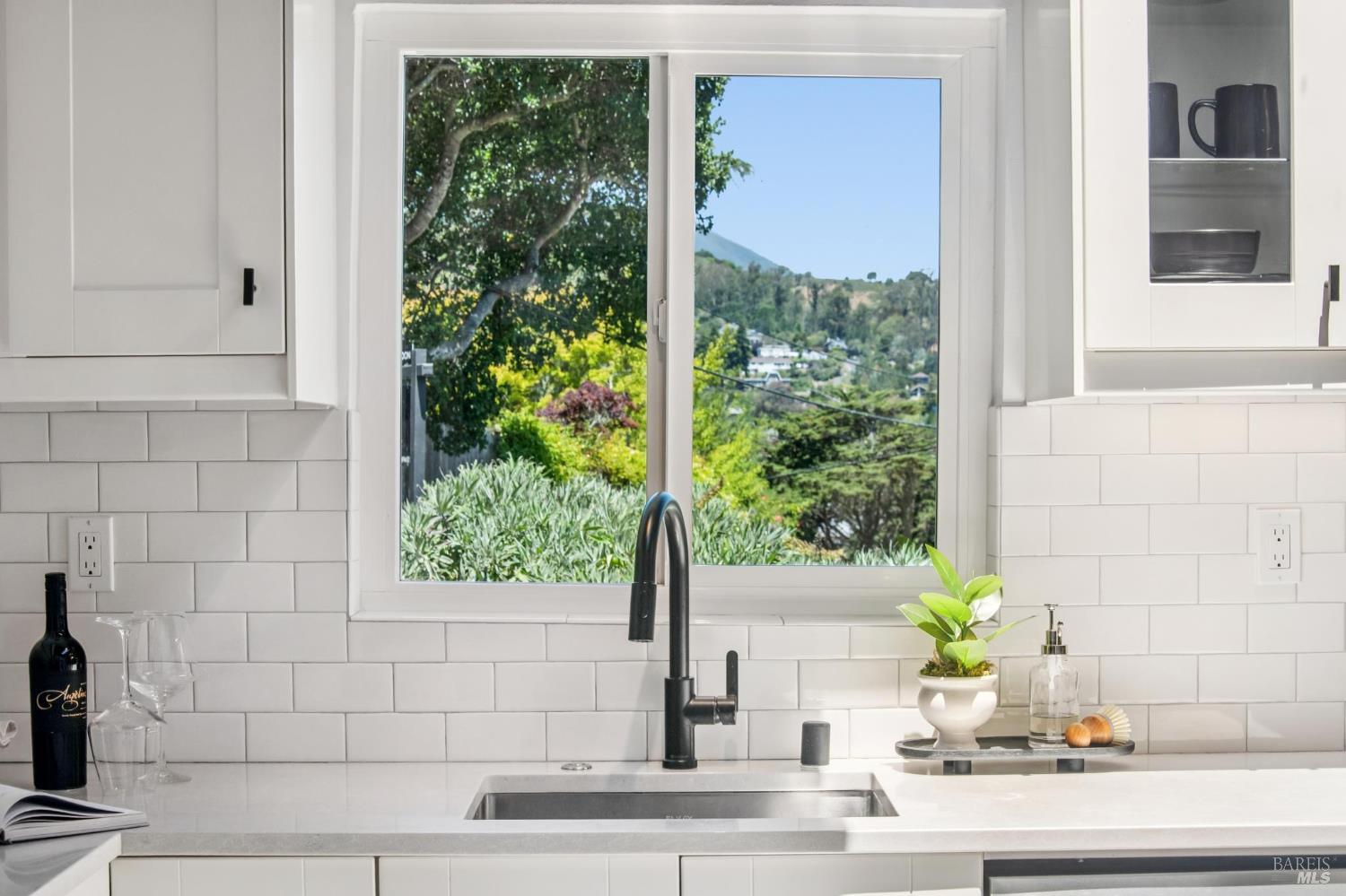 Detail Gallery Image 17 of 35 For 715 Alta Vista Rd, Mill Valley,  CA 94941 - 2 Beds | 1 Baths