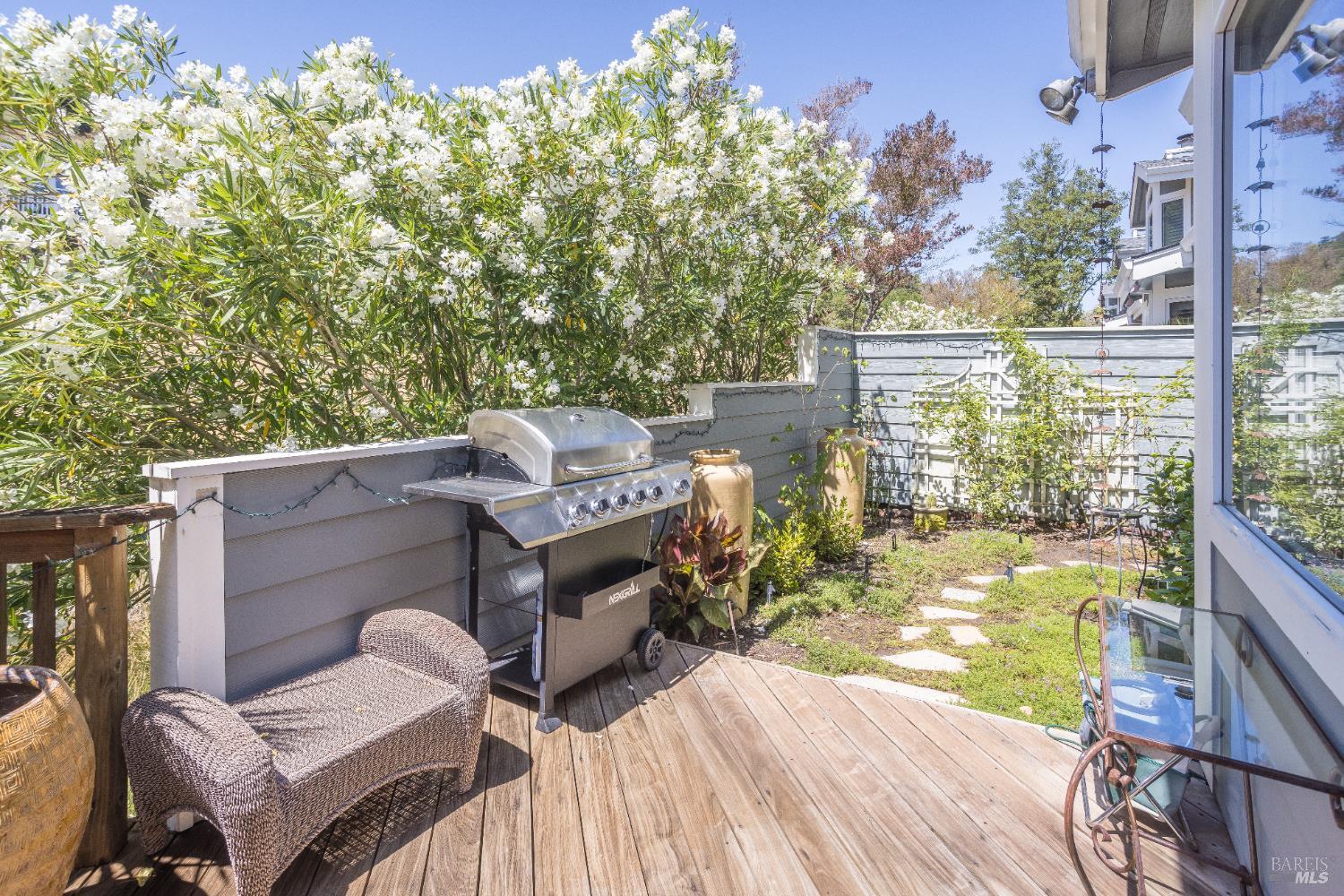 Detail Gallery Image 2 of 19 For 119 Gable Ct, San Rafael,  CA 94903 - 3 Beds | 2/1 Baths