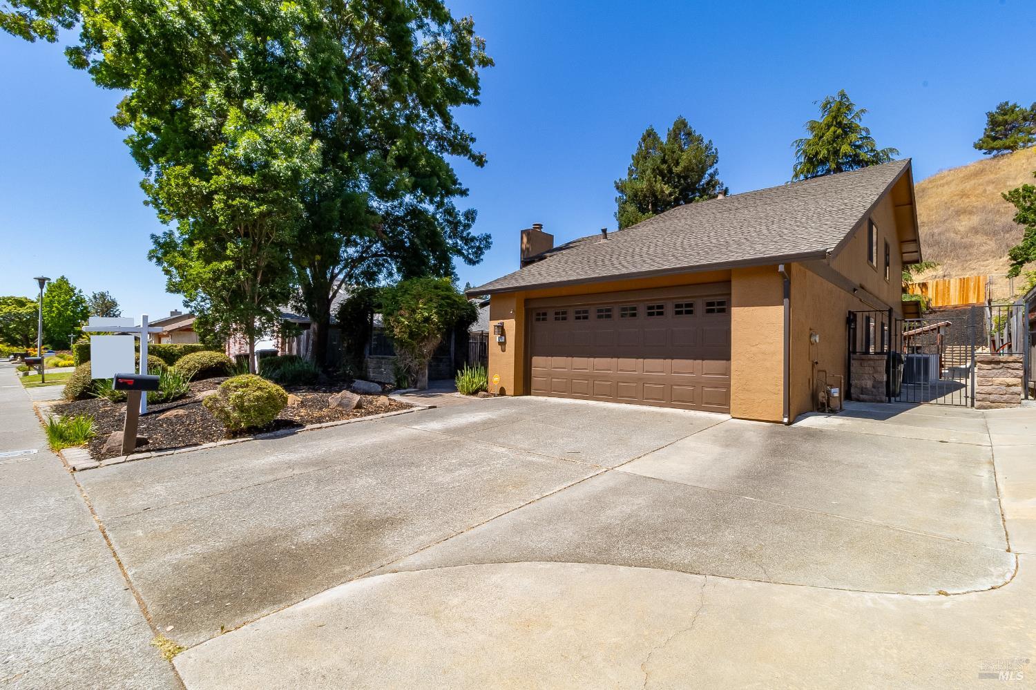 Detail Gallery Image 5 of 76 For 877 Rose Dr, Benicia,  CA 94510 - 4 Beds | 3 Baths
