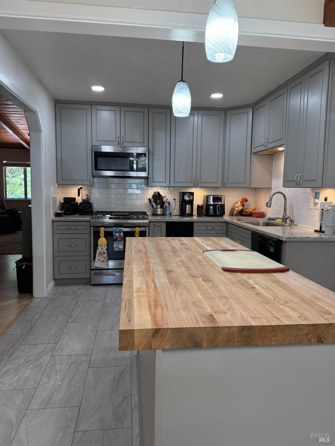 Detail Gallery Image 6 of 31 For 31300 Sherwood Rd, Willits,  CA 95490 - 4 Beds | 3 Baths