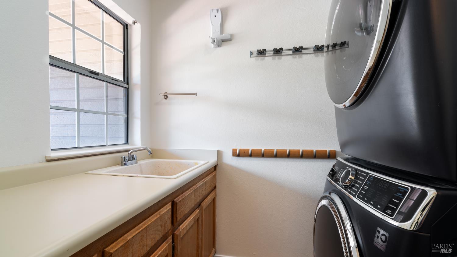 Detail Gallery Image 6 of 43 For 2318 S Hampton Cir, Santa Rosa,  CA 95401 - 4 Beds | 3 Baths