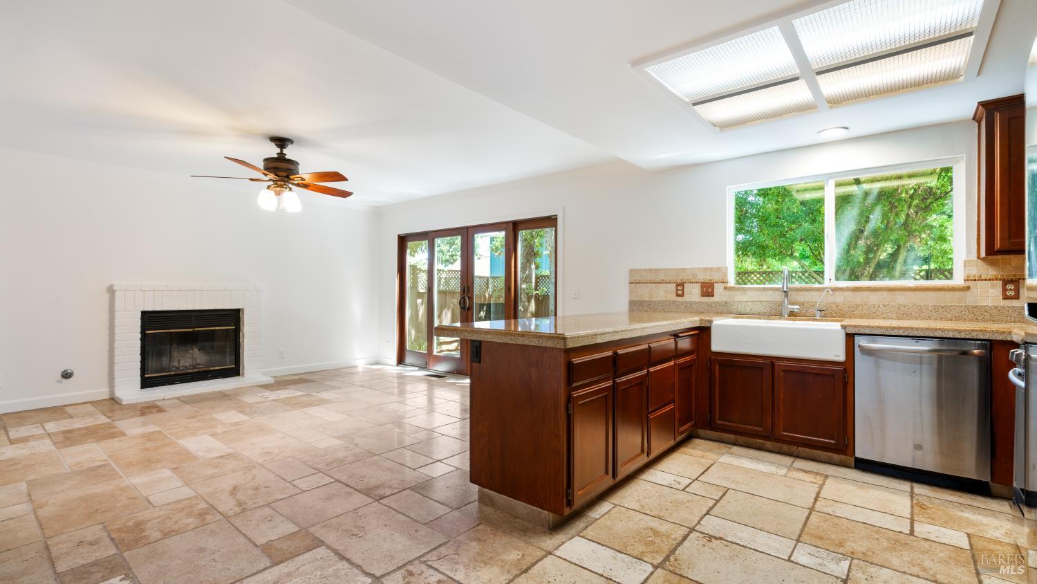 Detail Gallery Image 15 of 43 For 2318 S Hampton Cir, Santa Rosa,  CA 95401 - 4 Beds | 3 Baths