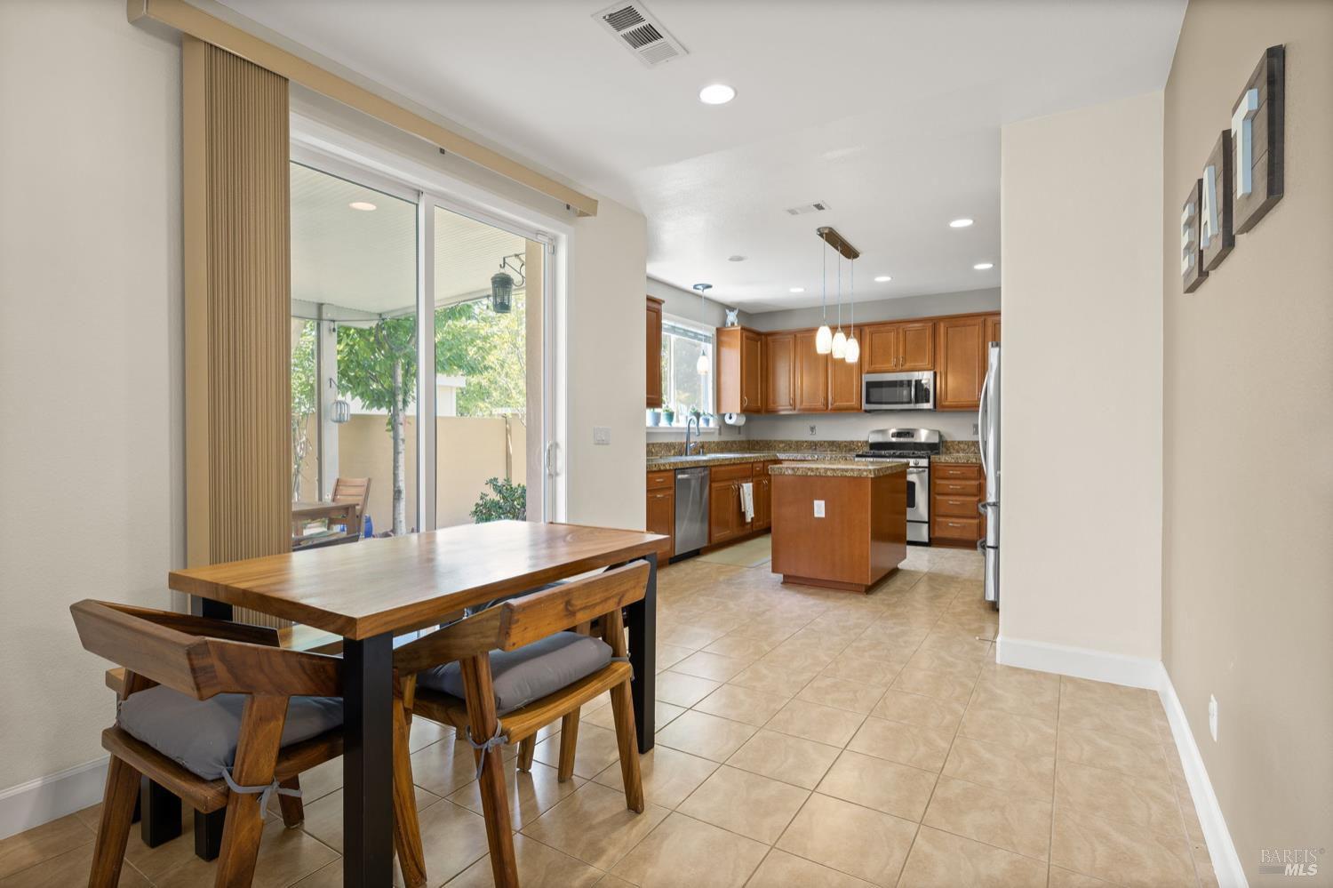 Detail Gallery Image 9 of 27 For 426 Tilden Cir, Vacaville,  CA 95688 - 4 Beds | 2/1 Baths