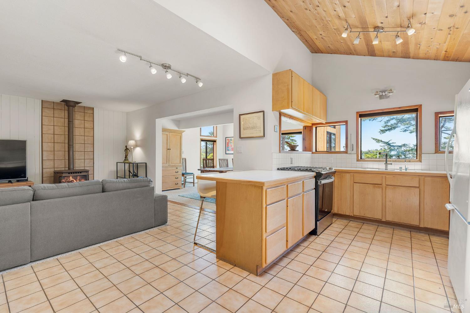 Detail Gallery Image 13 of 39 For 37940 Pacific View Dr, Gualala,  CA 95445 - 4 Beds | 4 Baths