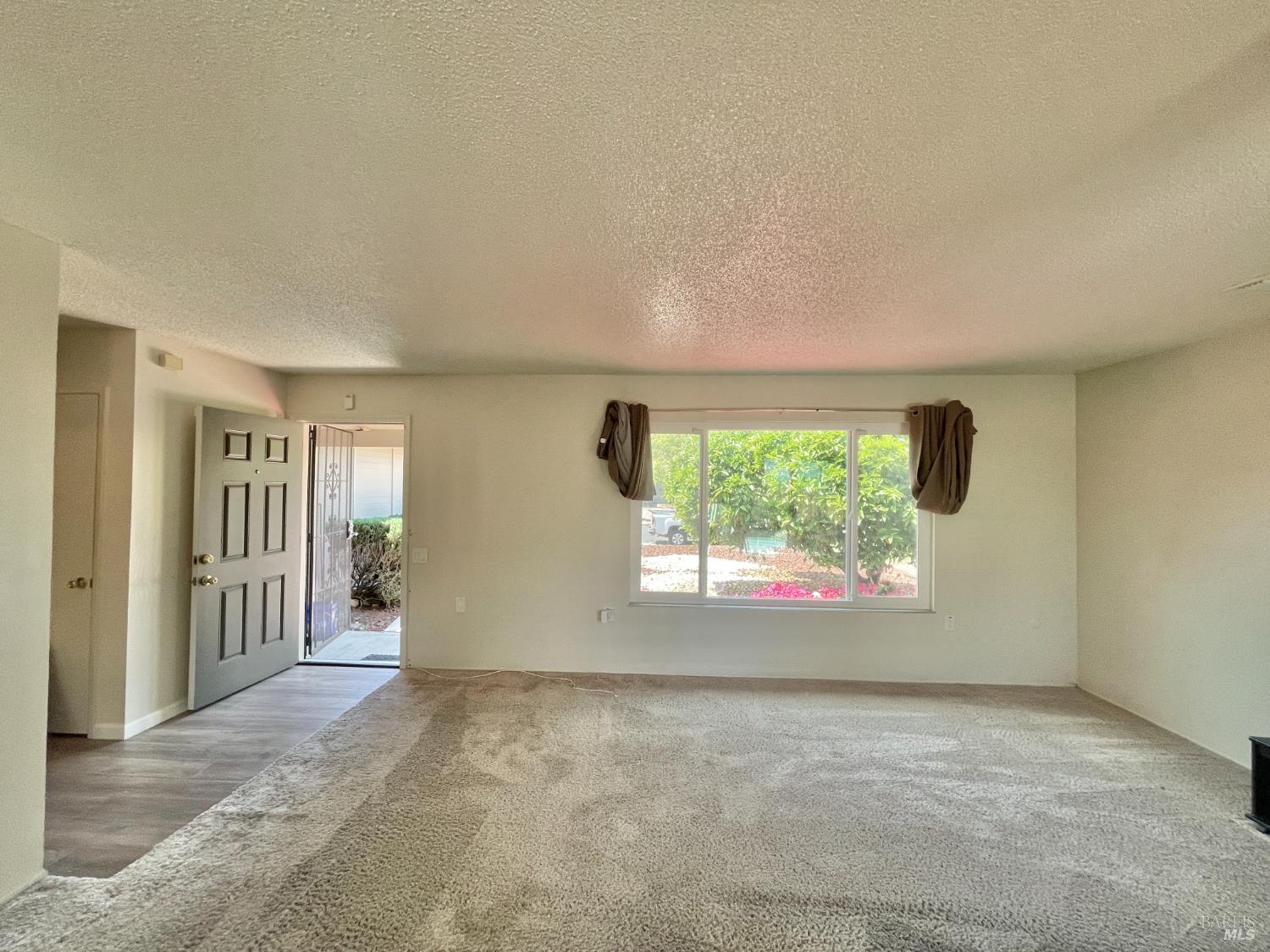 Detail Gallery Image 5 of 30 For 103 Olympic Cir, Vacaville,  CA 95687 - 2 Beds | 2 Baths