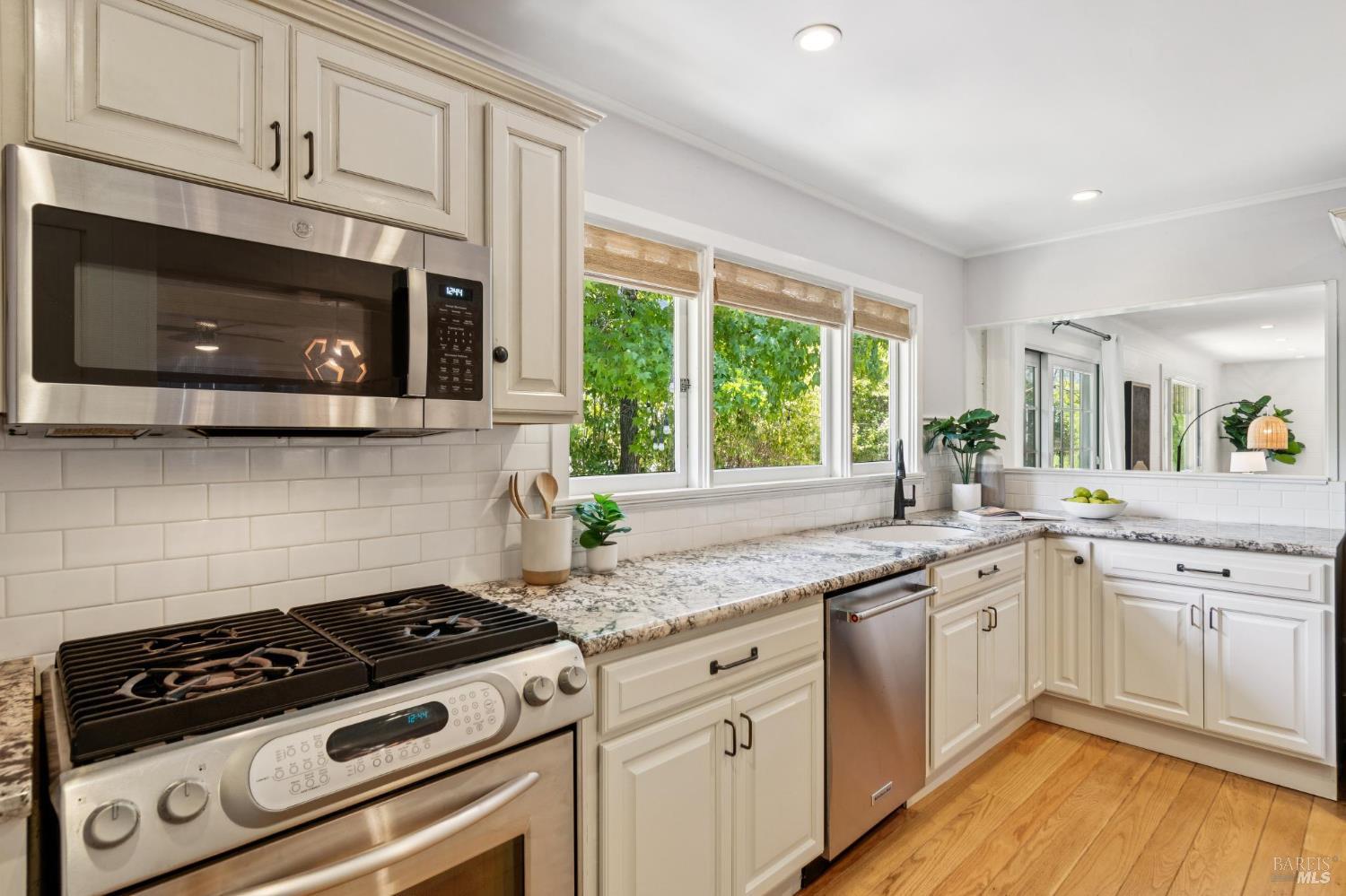 Detail Gallery Image 12 of 66 For 2 Fairview Ct, San Anselmo,  CA 94960 - 3 Beds | 2 Baths