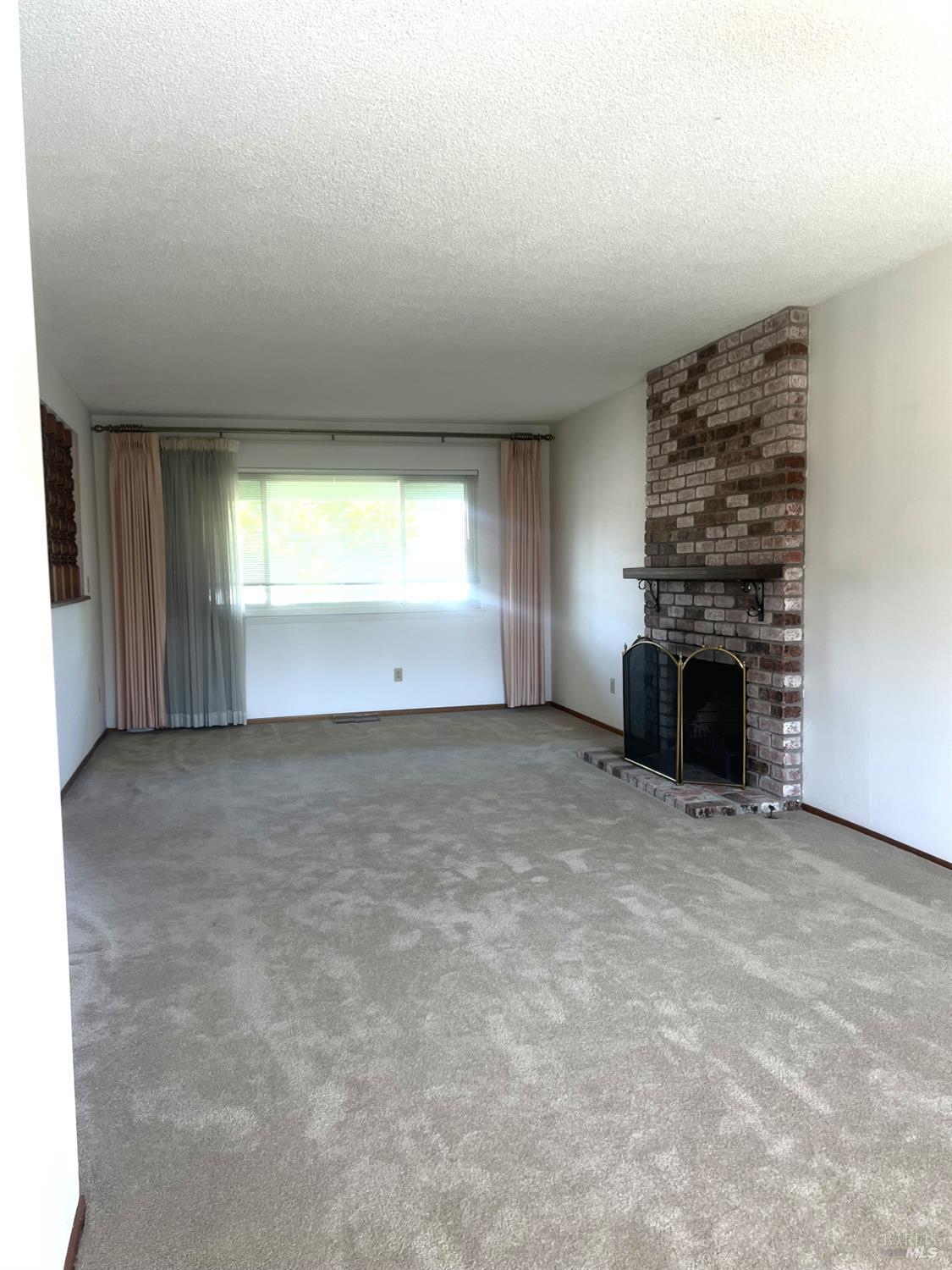 Detail Gallery Image 2 of 20 For 1688 Kearny Ct, Petaluma,  CA 94954 - 5 Beds | 2/1 Baths