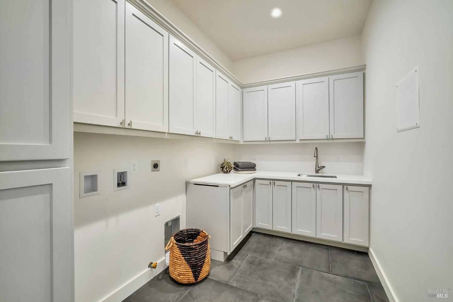 Detail Gallery Image 23 of 48 For 3572 Southridge Dr, Santa Rosa,  CA 95403 - 4 Beds | 4 Baths