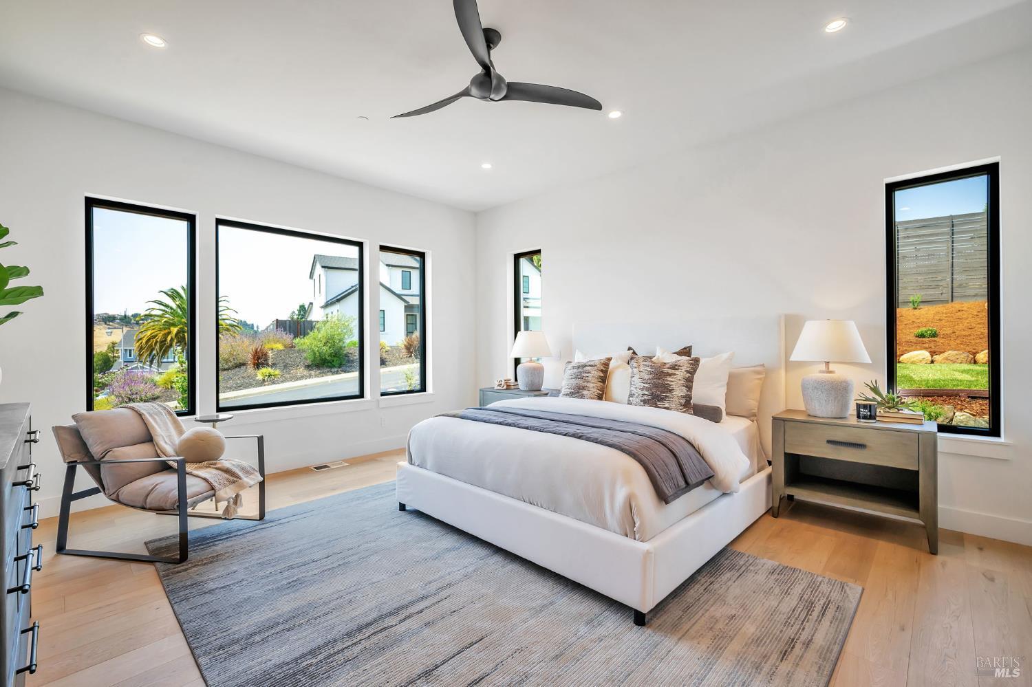 Detail Gallery Image 13 of 48 For 3572 Southridge Dr, Santa Rosa,  CA 95403 - 4 Beds | 4 Baths