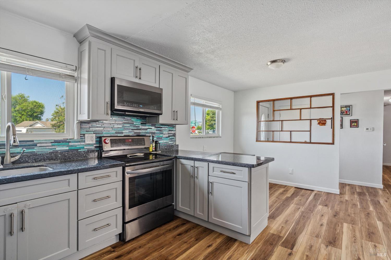 Detail Gallery Image 4 of 28 For 7083 Almond St, Rohnert Park,  CA 94928 - 3 Beds | 2 Baths