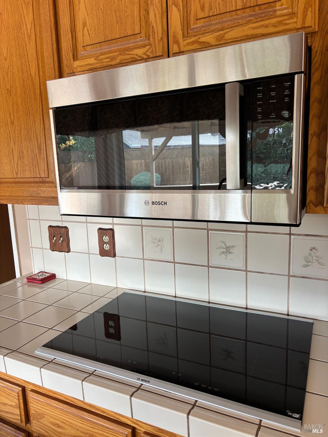 Detail Gallery Image 6 of 20 For 1688 Kearny Ct, Petaluma,  CA 94954 - 5 Beds | 2/1 Baths