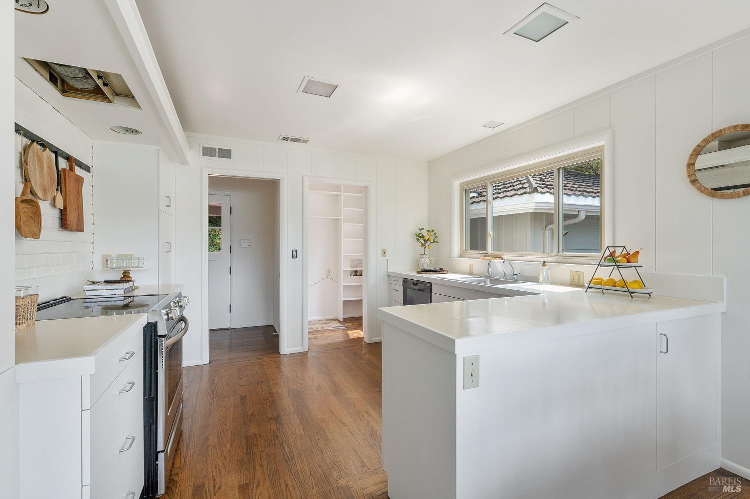 Detail Gallery Image 7 of 24 For 765 Tiburon Blvd, Tiburon,  CA 94920 - 3 Beds | 2/2 Baths