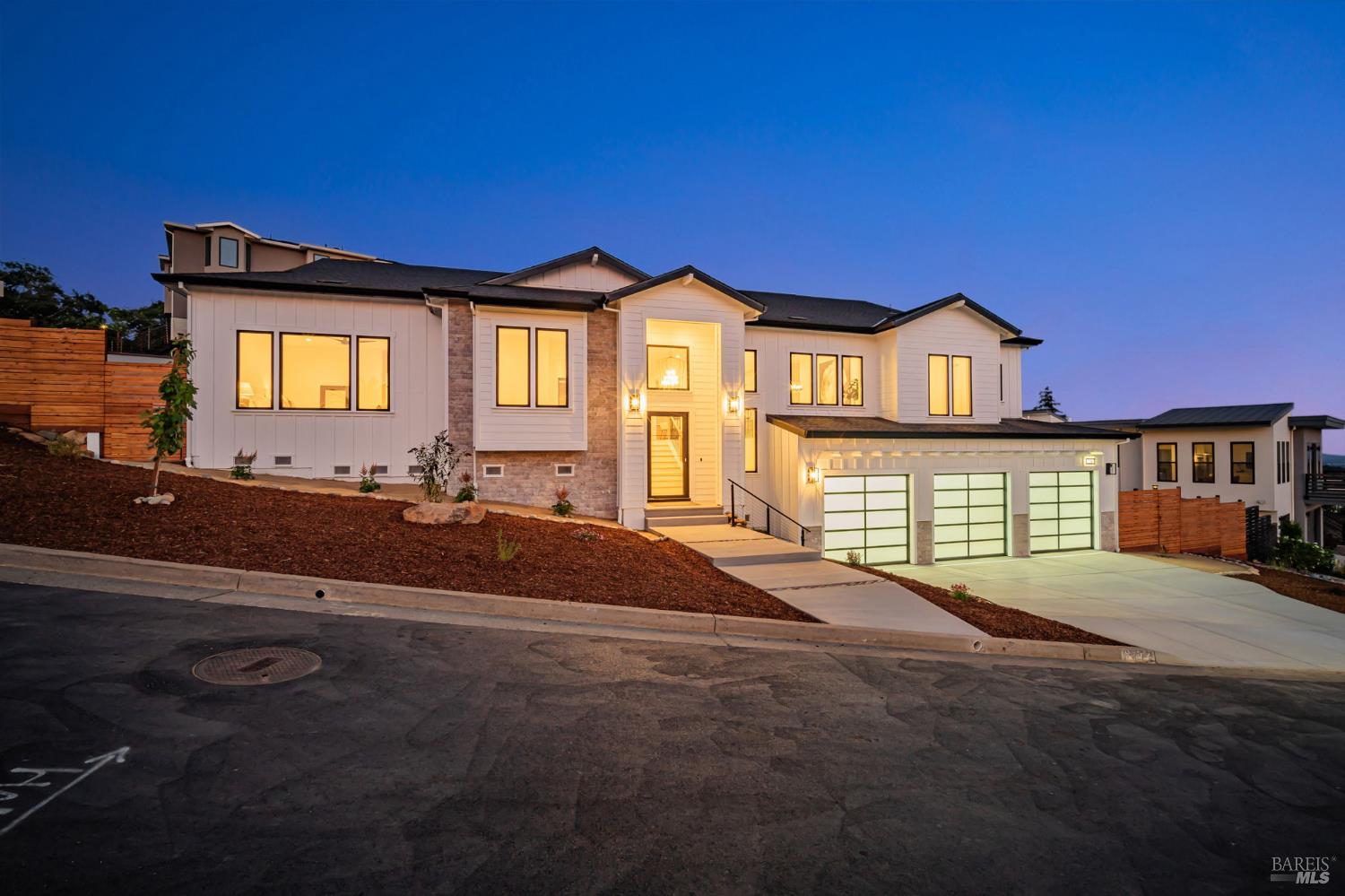 Detail Gallery Image 31 of 48 For 3572 Southridge Dr, Santa Rosa,  CA 95403 - 4 Beds | 4 Baths
