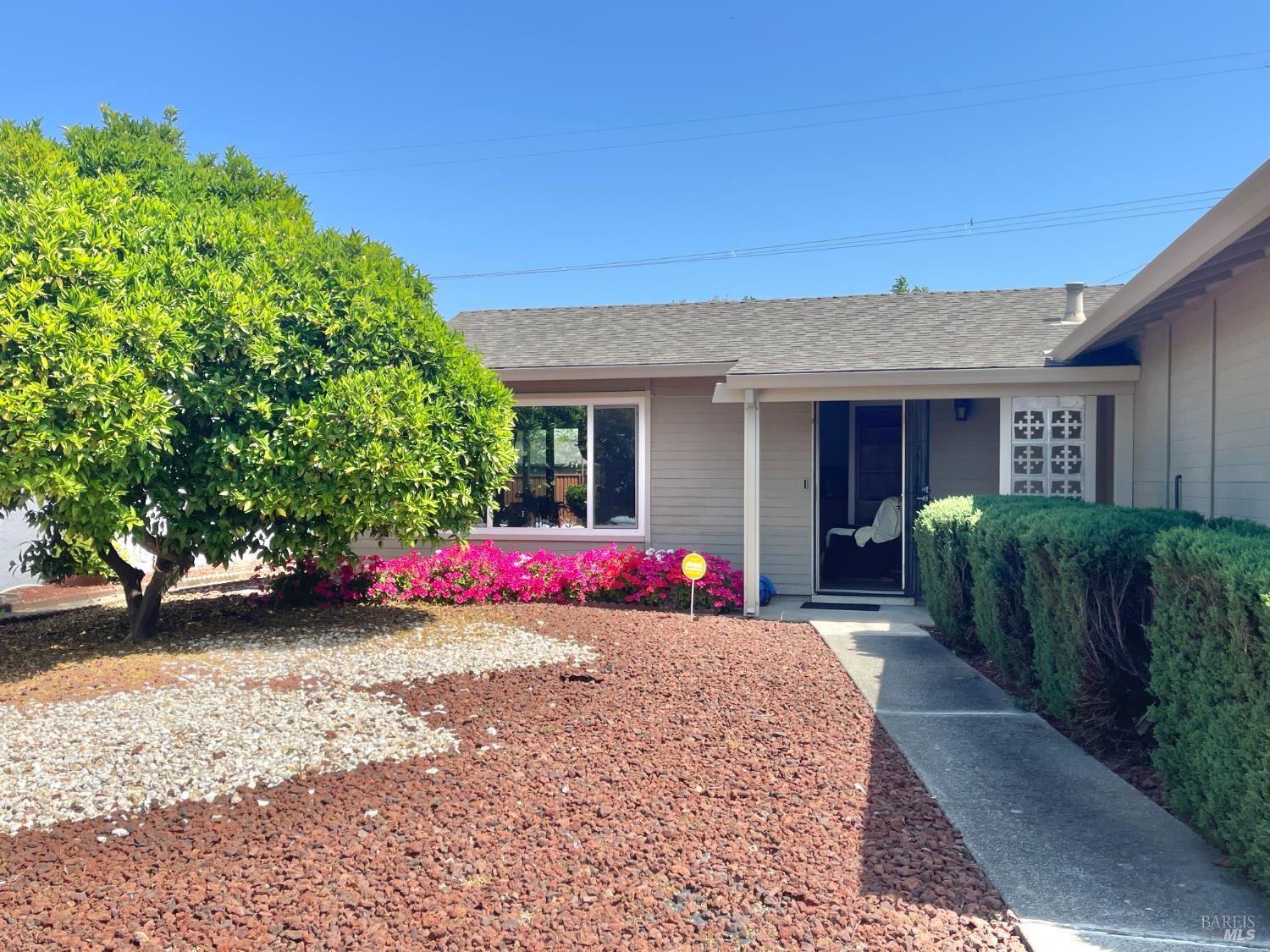 Detail Gallery Image 3 of 30 For 103 Olympic Cir, Vacaville,  CA 95687 - 2 Beds | 2 Baths