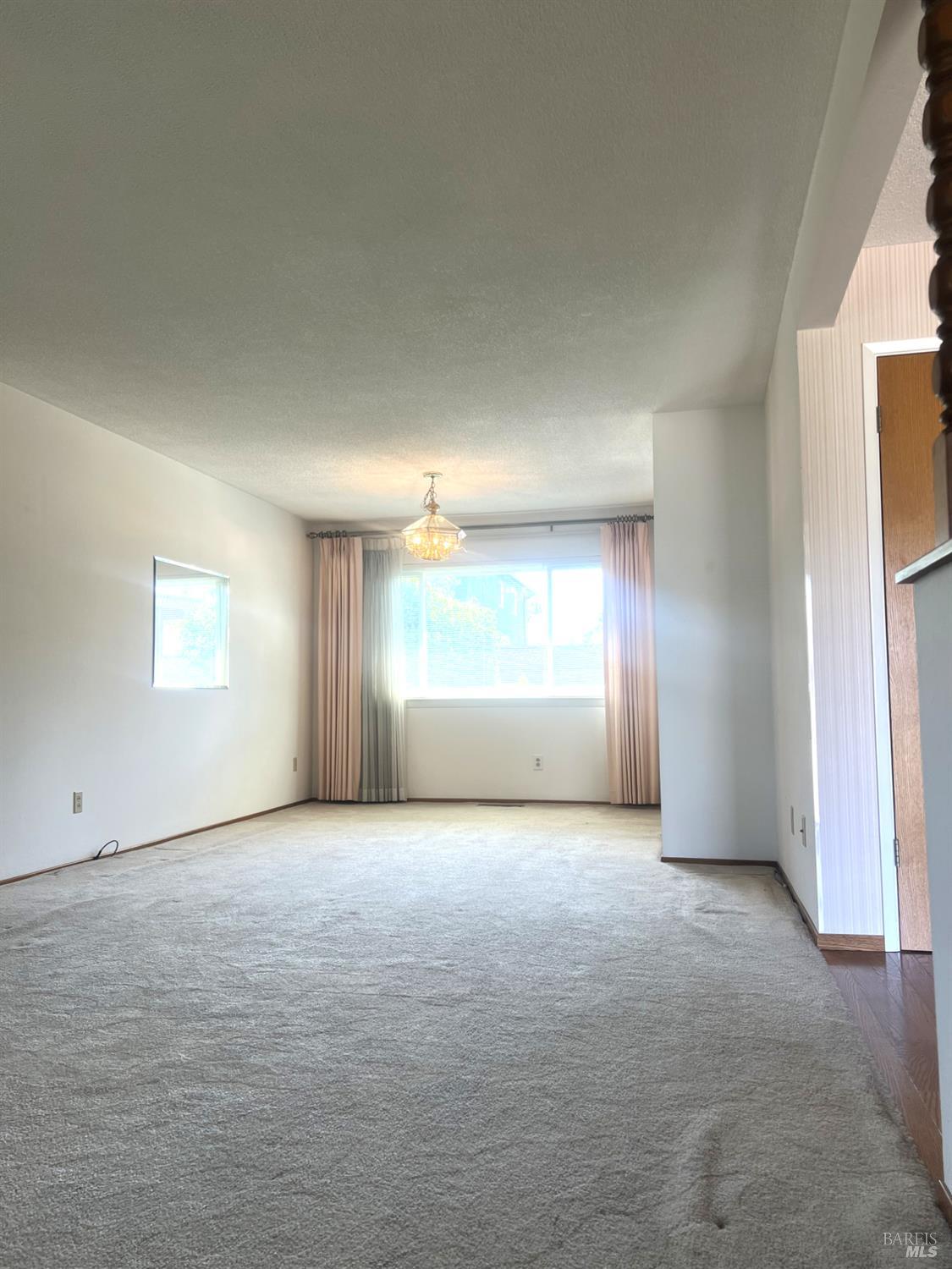 Detail Gallery Image 3 of 20 For 1688 Kearny Ct, Petaluma,  CA 94954 - 5 Beds | 2/1 Baths