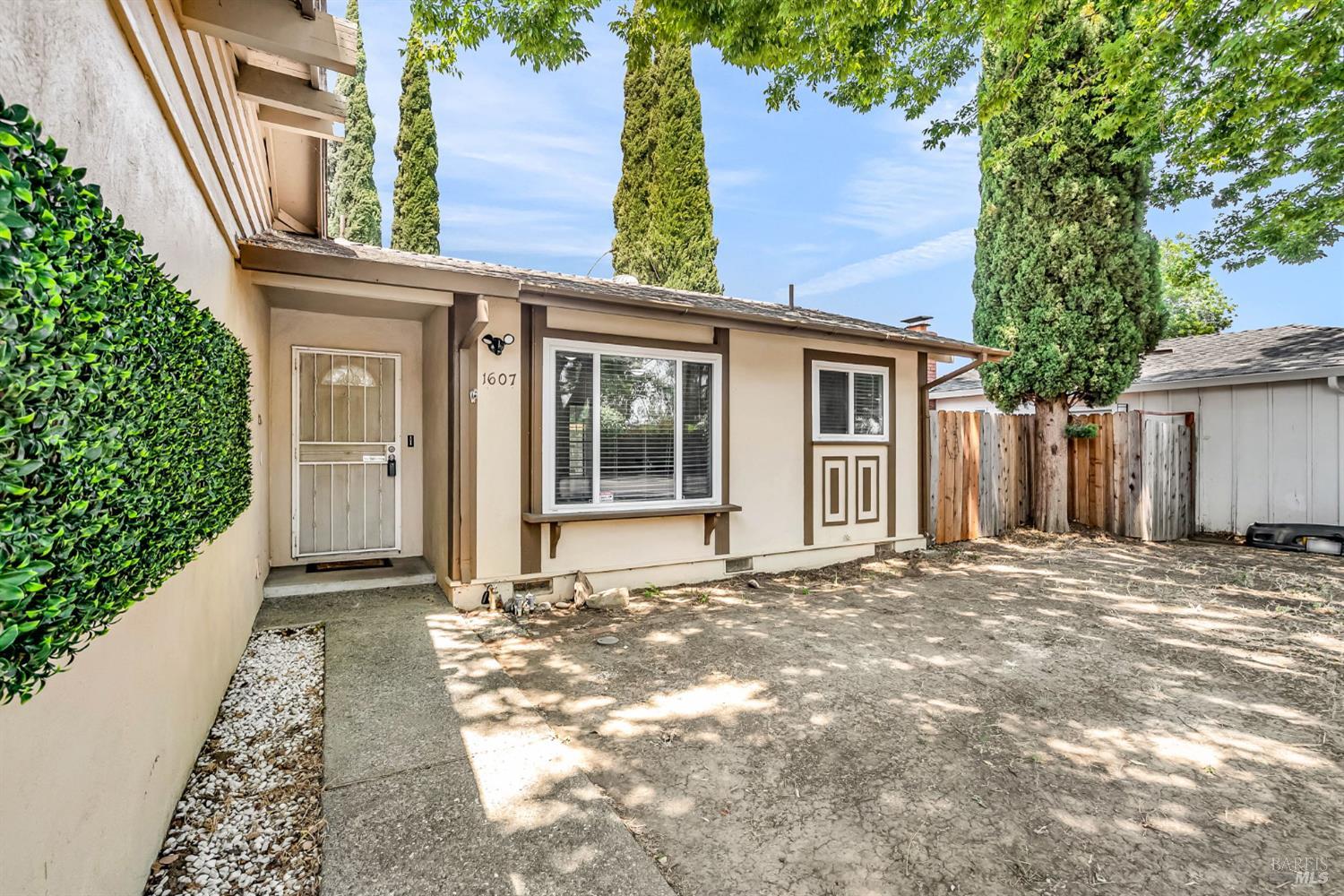 Detail Gallery Image 4 of 47 For 1607 California Dr, Vacaville,  CA 95687 - 3 Beds | 2 Baths