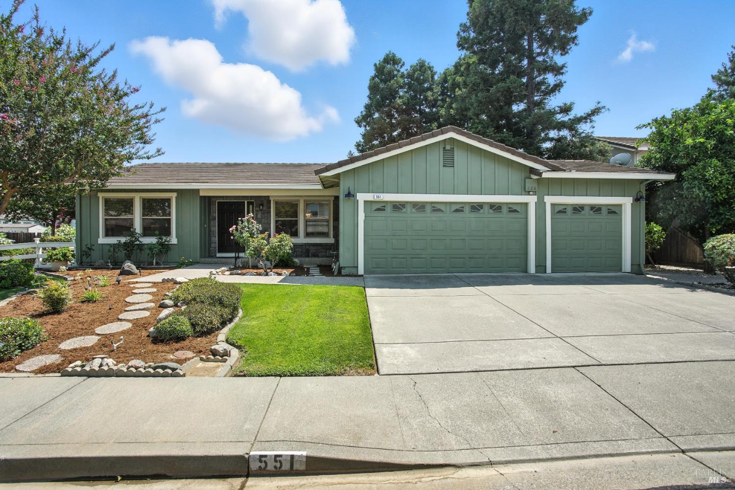 Detail Gallery Image 1 of 55 For 551 Stonewood Dr, Vacaville,  CA 95687 - 4 Beds | 2/1 Baths