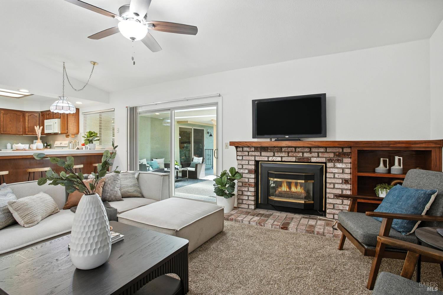 Detail Gallery Image 4 of 55 For 551 Stonewood Dr, Vacaville,  CA 95687 - 4 Beds | 2/1 Baths