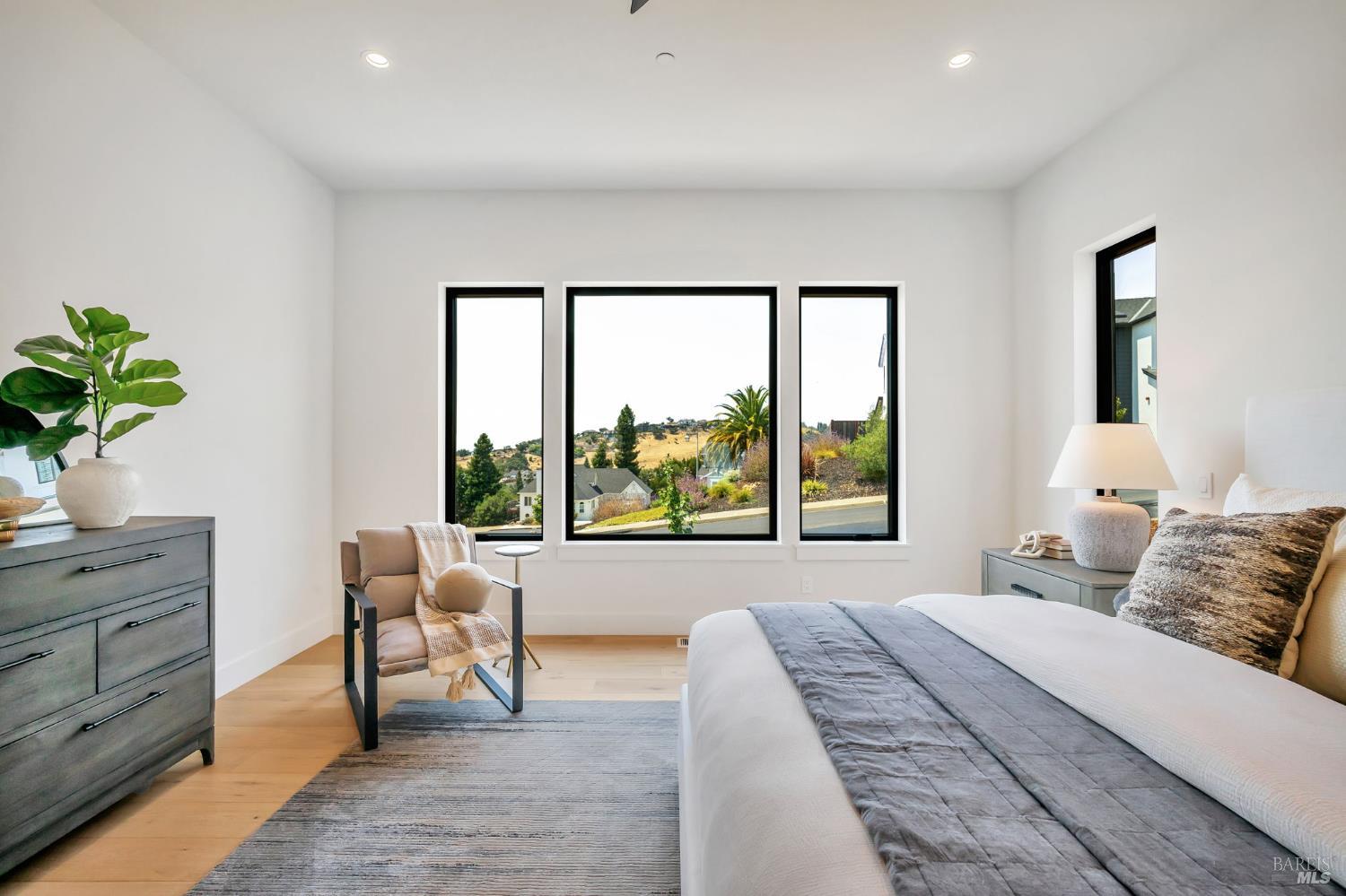 Detail Gallery Image 15 of 48 For 3572 Southridge Dr, Santa Rosa,  CA 95403 - 4 Beds | 4 Baths