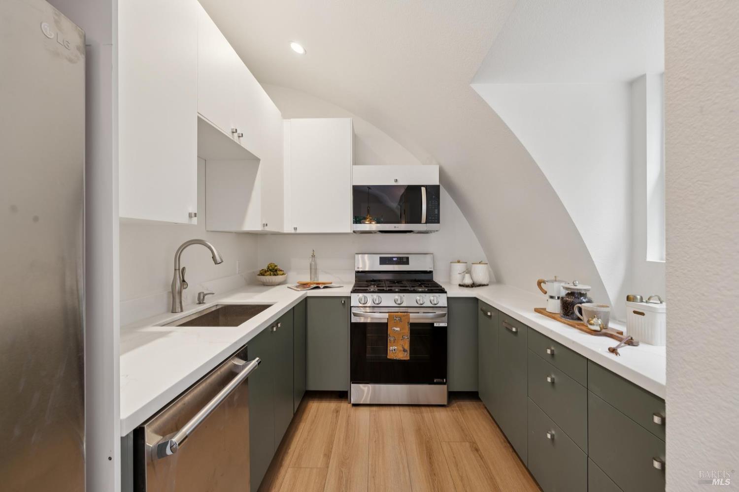 Detail Gallery Image 8 of 50 For 1863 Mountain View Ave, Petaluma,  CA 94952 - 2 Beds | 1 Baths