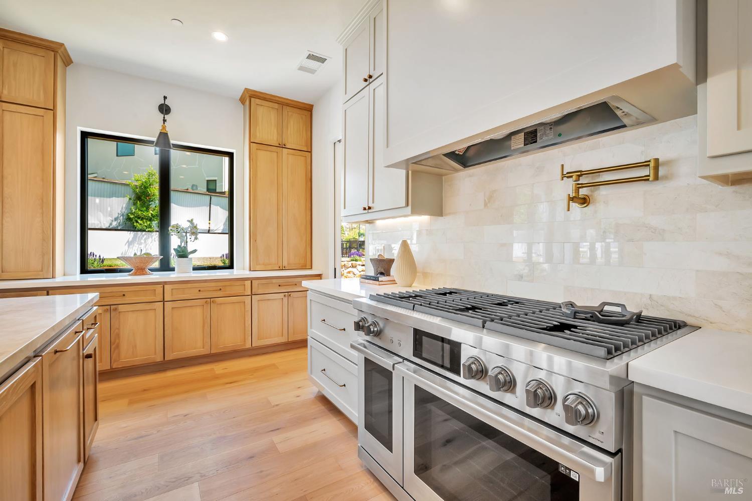 Detail Gallery Image 8 of 48 For 3572 Southridge Dr, Santa Rosa,  CA 95403 - 4 Beds | 4 Baths