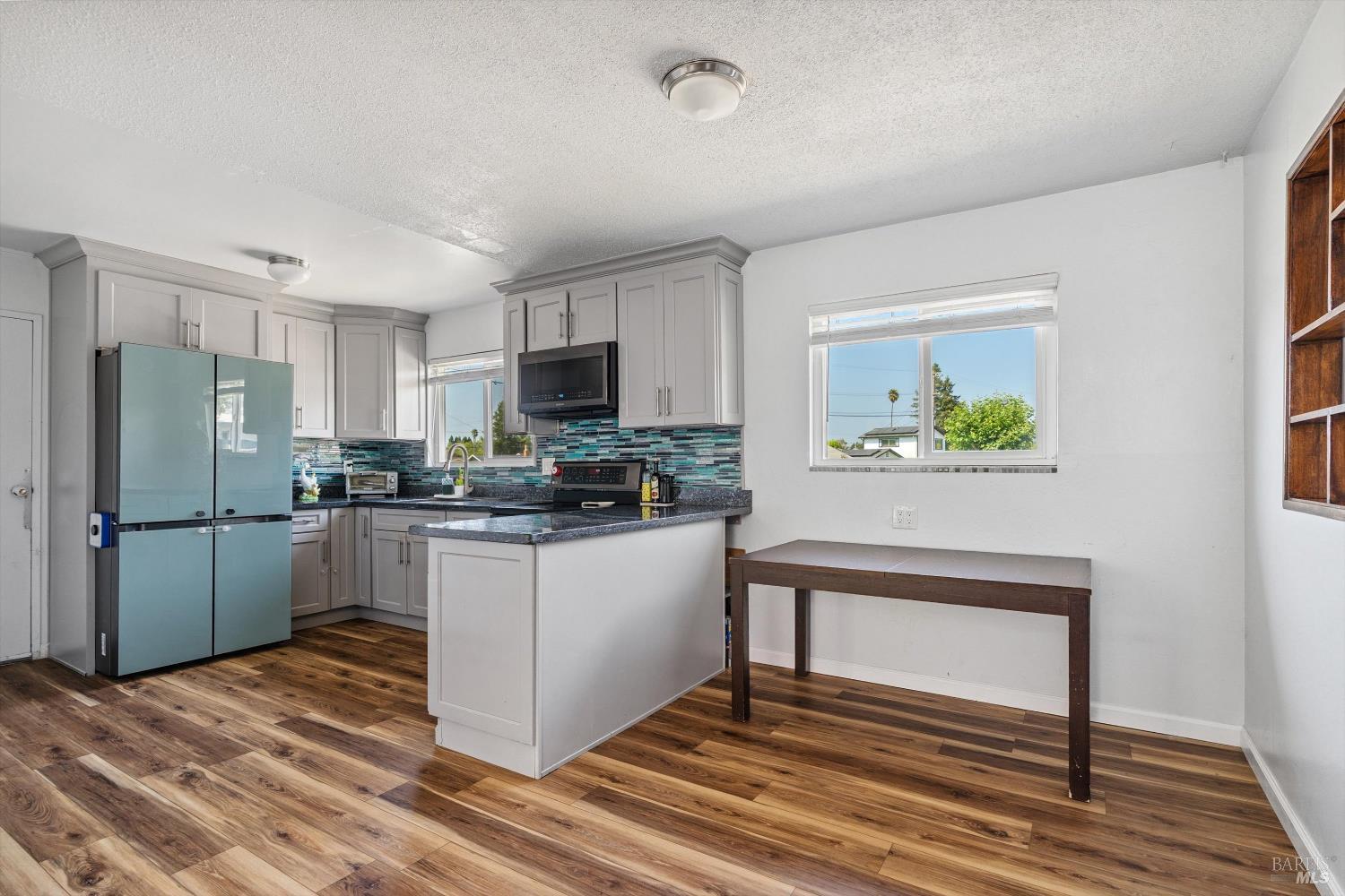 Detail Gallery Image 5 of 28 For 7083 Almond St, Rohnert Park,  CA 94928 - 3 Beds | 2 Baths