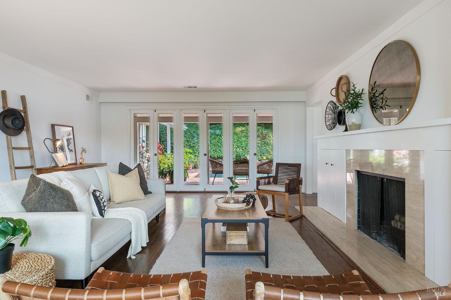 Detail Gallery Image 11 of 24 For 765 Tiburon Blvd, Tiburon,  CA 94920 - 3 Beds | 2/2 Baths
