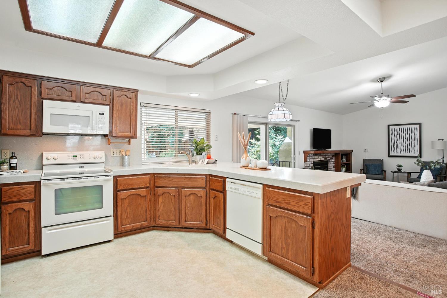 Detail Gallery Image 11 of 55 For 551 Stonewood Dr, Vacaville,  CA 95687 - 4 Beds | 2/1 Baths