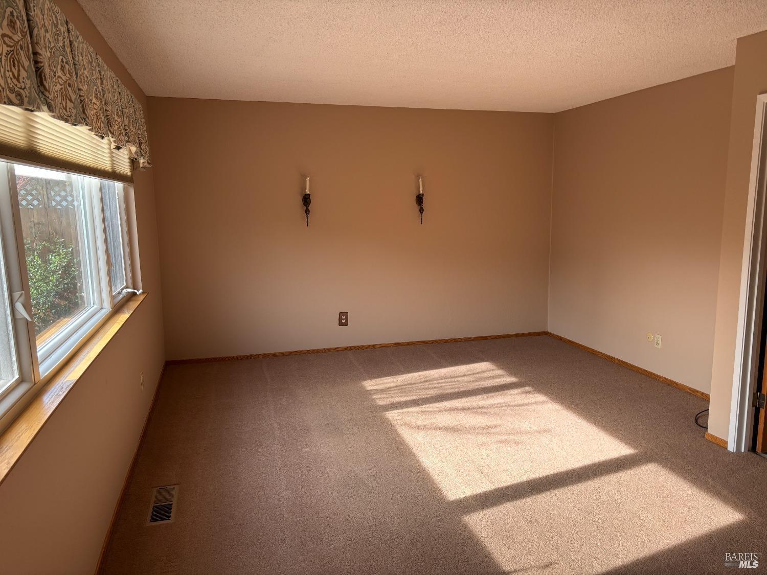 Detail Gallery Image 10 of 20 For 1688 Kearny Ct, Petaluma,  CA 94954 - 5 Beds | 2/1 Baths