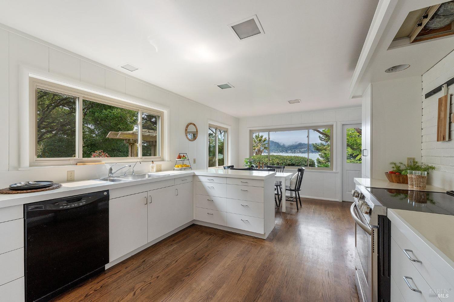Detail Gallery Image 14 of 24 For 765 Tiburon Blvd, Tiburon,  CA 94920 - 3 Beds | 2/2 Baths